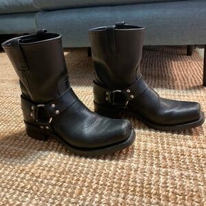 Frye Black Harness 8R Mens Square Toe Boot - Size 9M